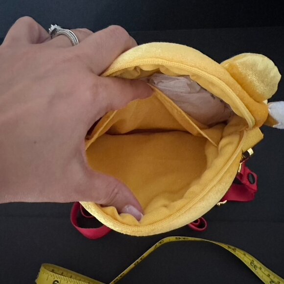 Disney Parks Munchlings Winnie The Pooh Crossbody Bag Honey Cake NEW - Picture 7 of 7